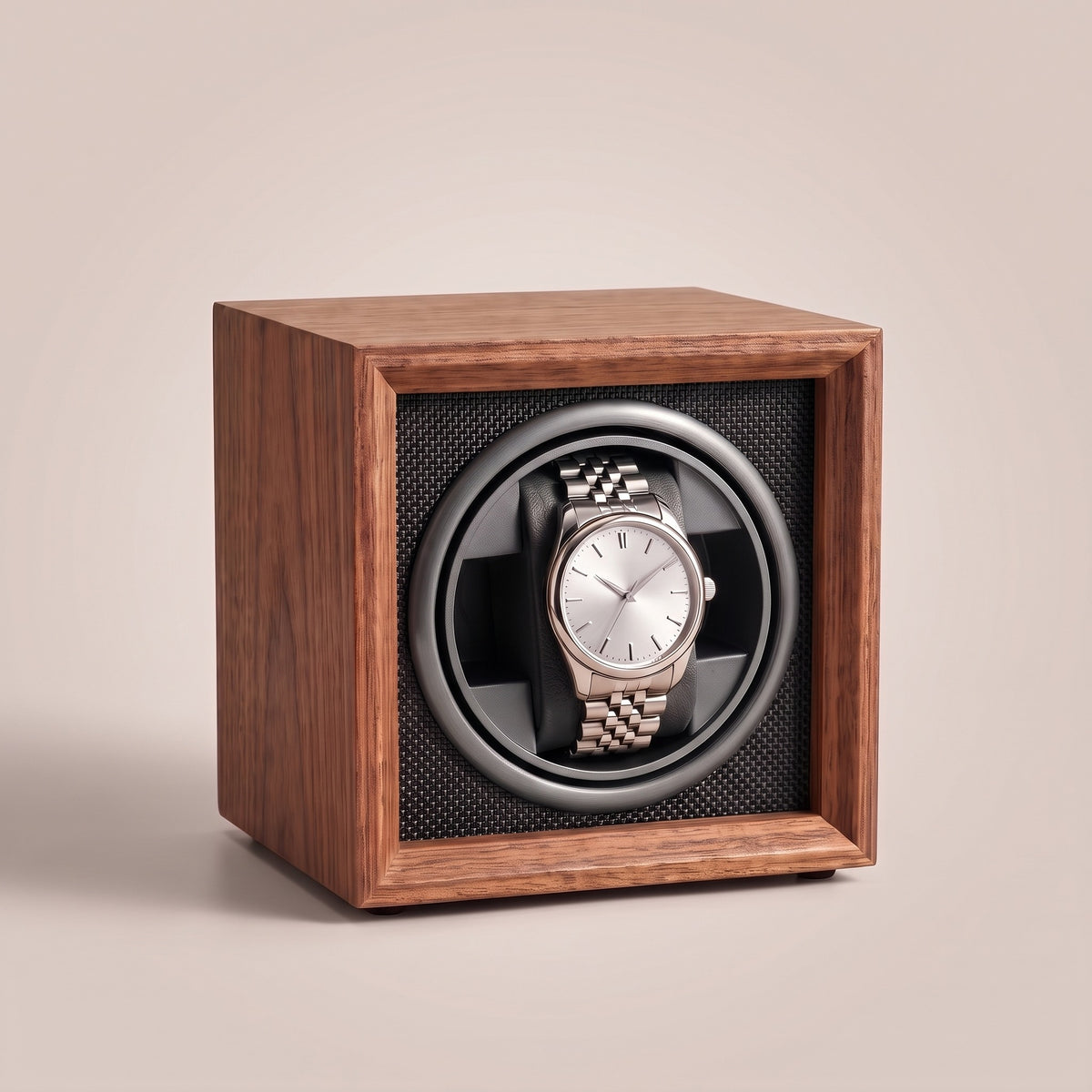 Single watch winder in walnut with a black interior