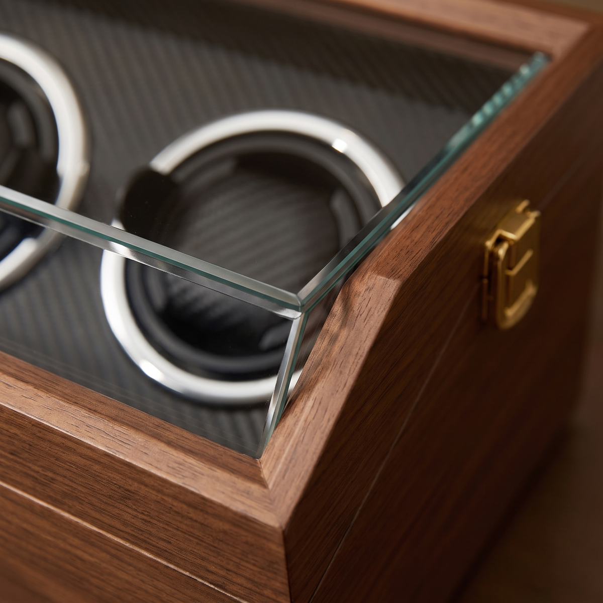 Watch Winder 4 Slots, Walnut, Telescopic Pillows, close-up of the finish
