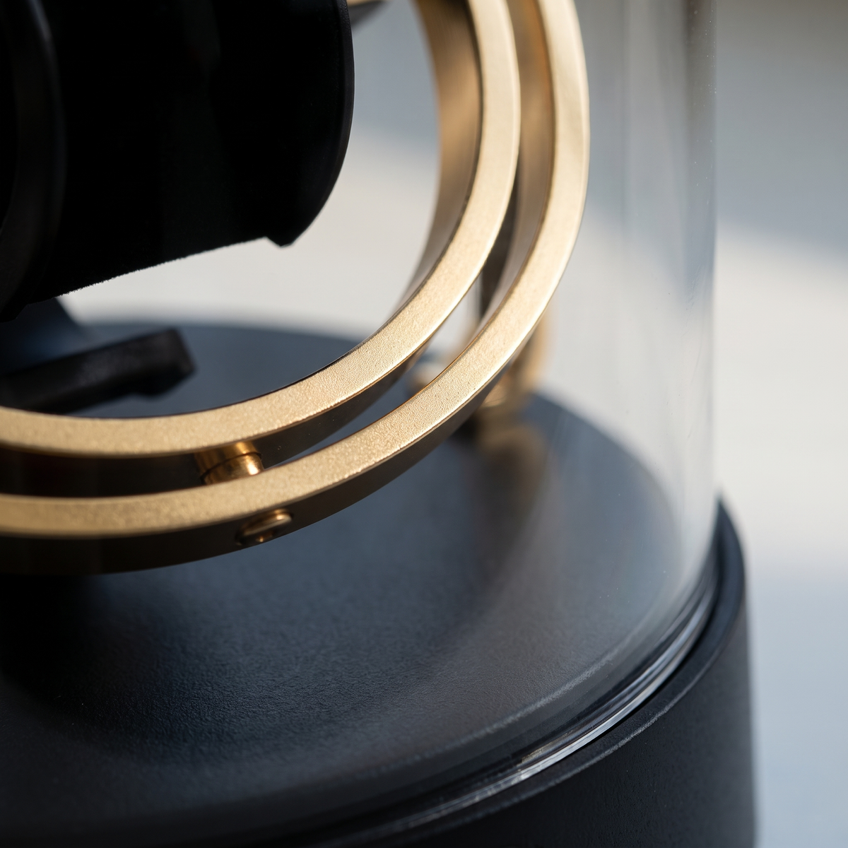 Single Watch Winder, Metal Body, close-up of the finish