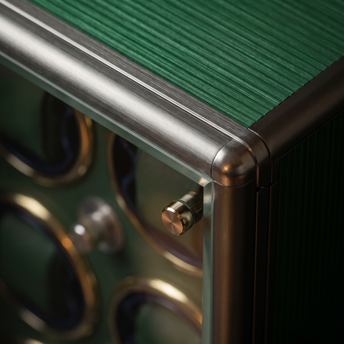 Watch Winder 6 Slots, Aluminium Piano Lacquer, Open-Stop, close-up of the finish