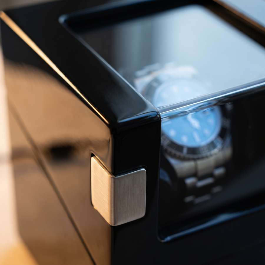 Single Watch Winder, Baked Lacquer Wood, close-up of the finish