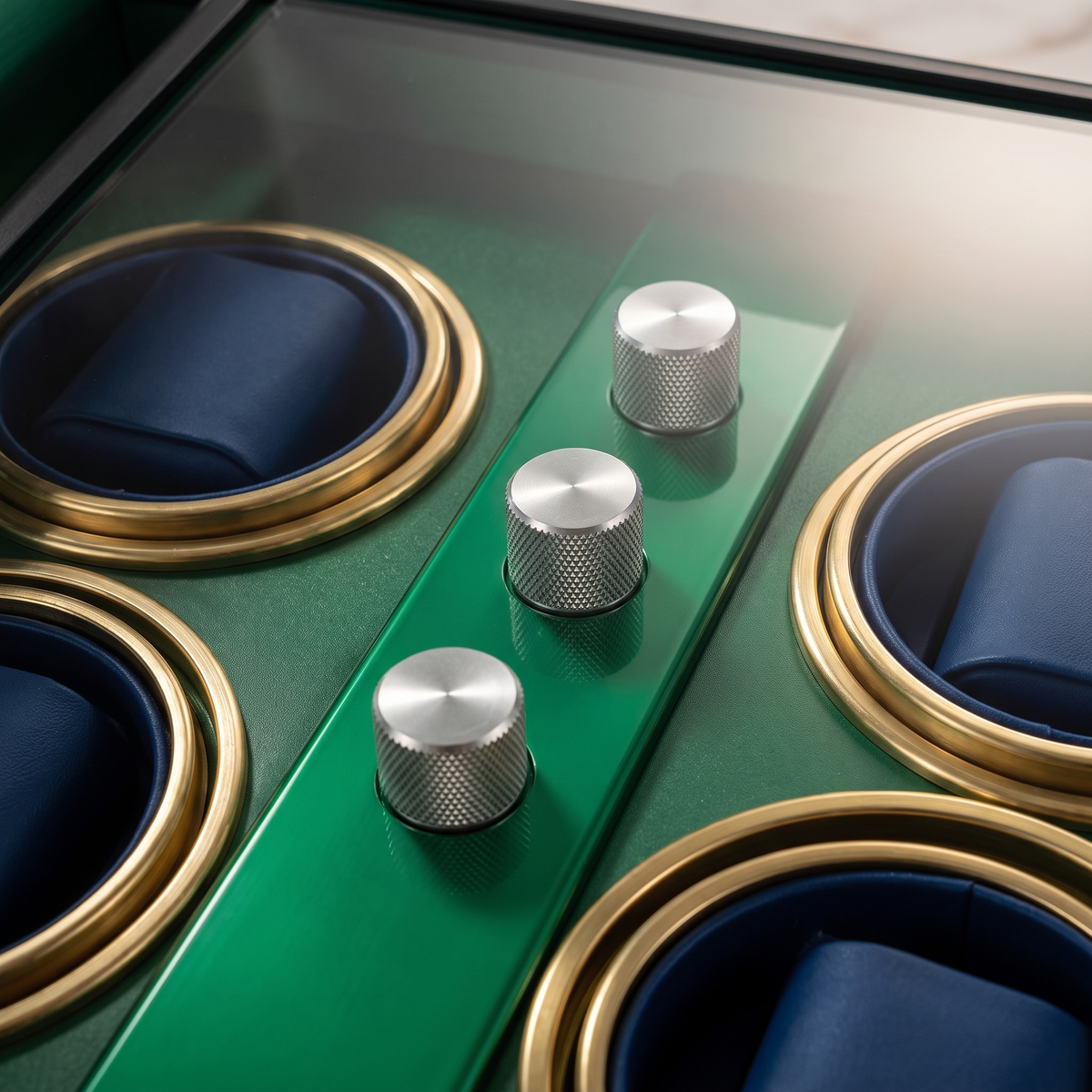 Watch Winder 6 Slots, Aluminium Piano Lacquer, Open-Stop, close-up of the controls
